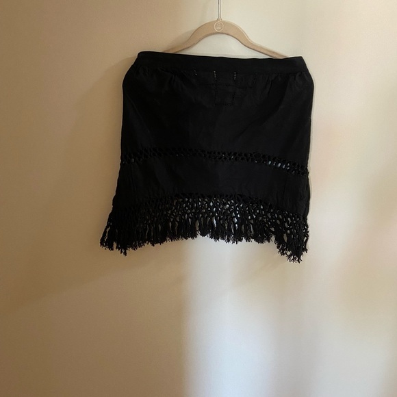 Strapless. Buttons on the back . Great for the beach. - Picture 2 of 2